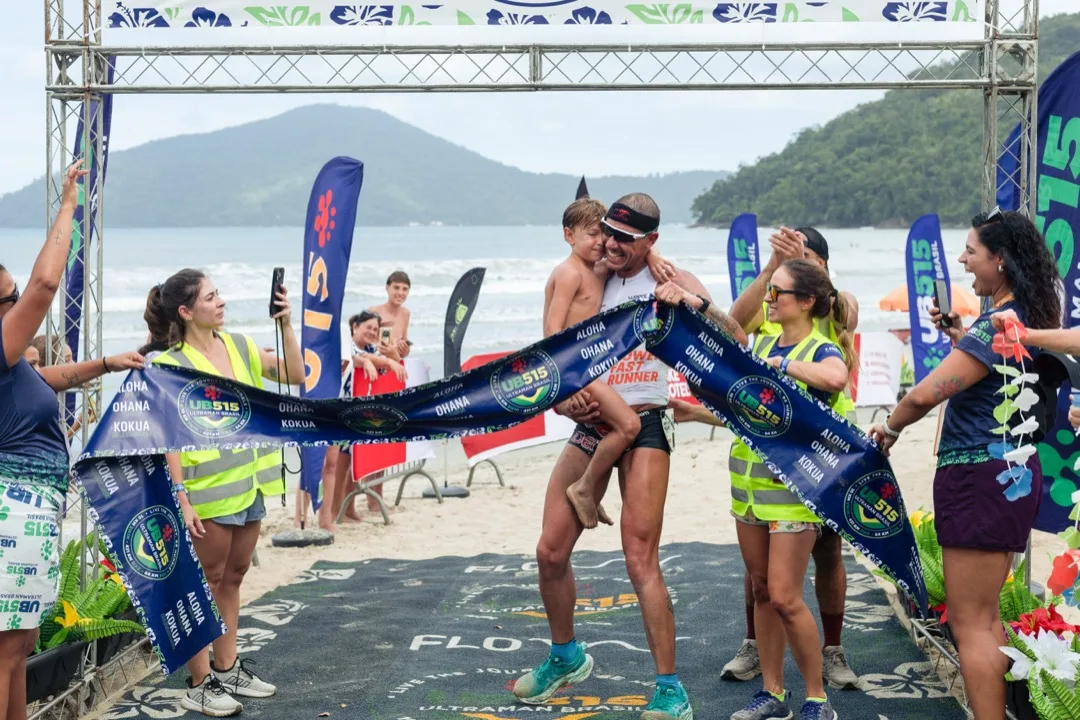 Fabiano Peres cruzando a linha de chegada do UB515 com o filho